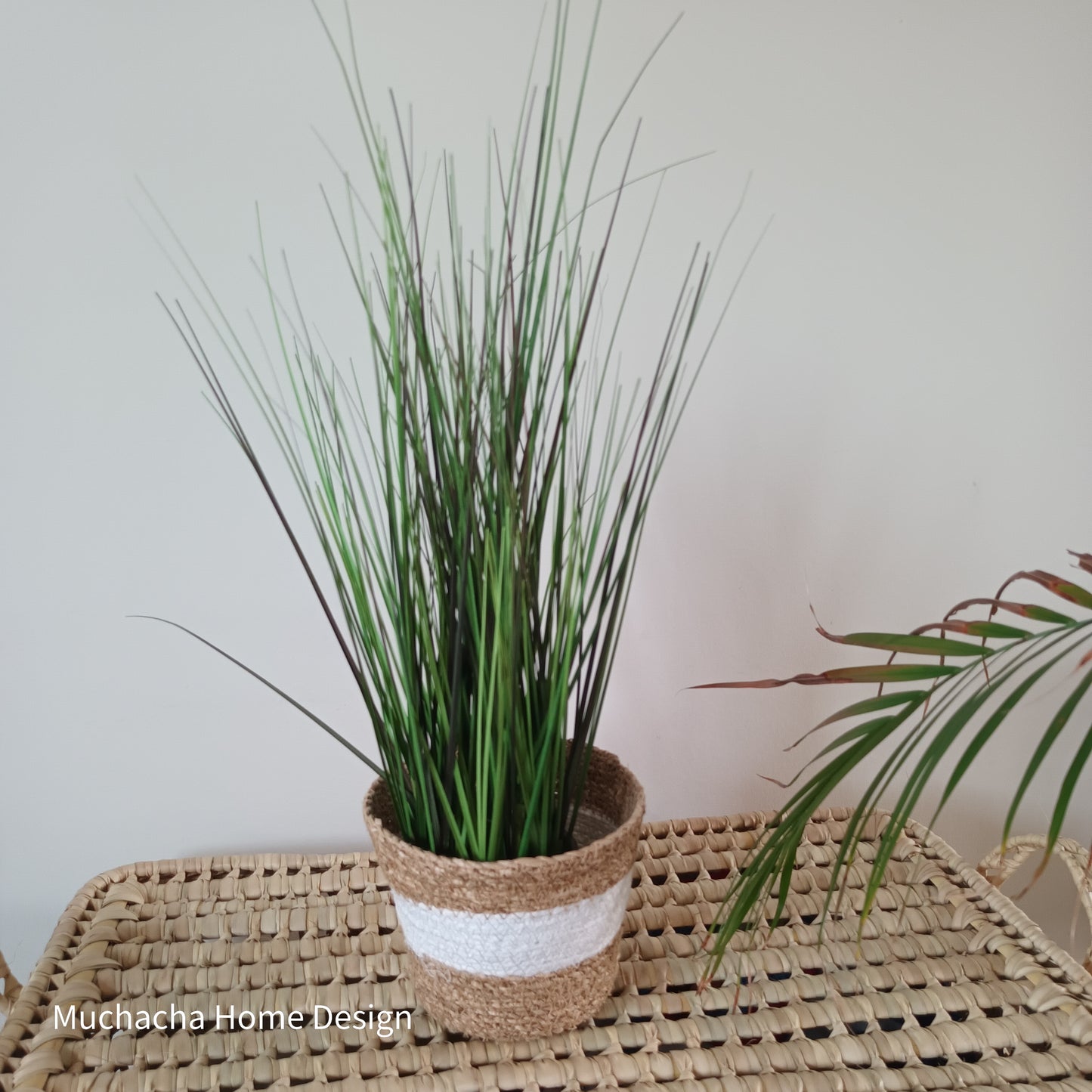 Kunstplant in rieten mand