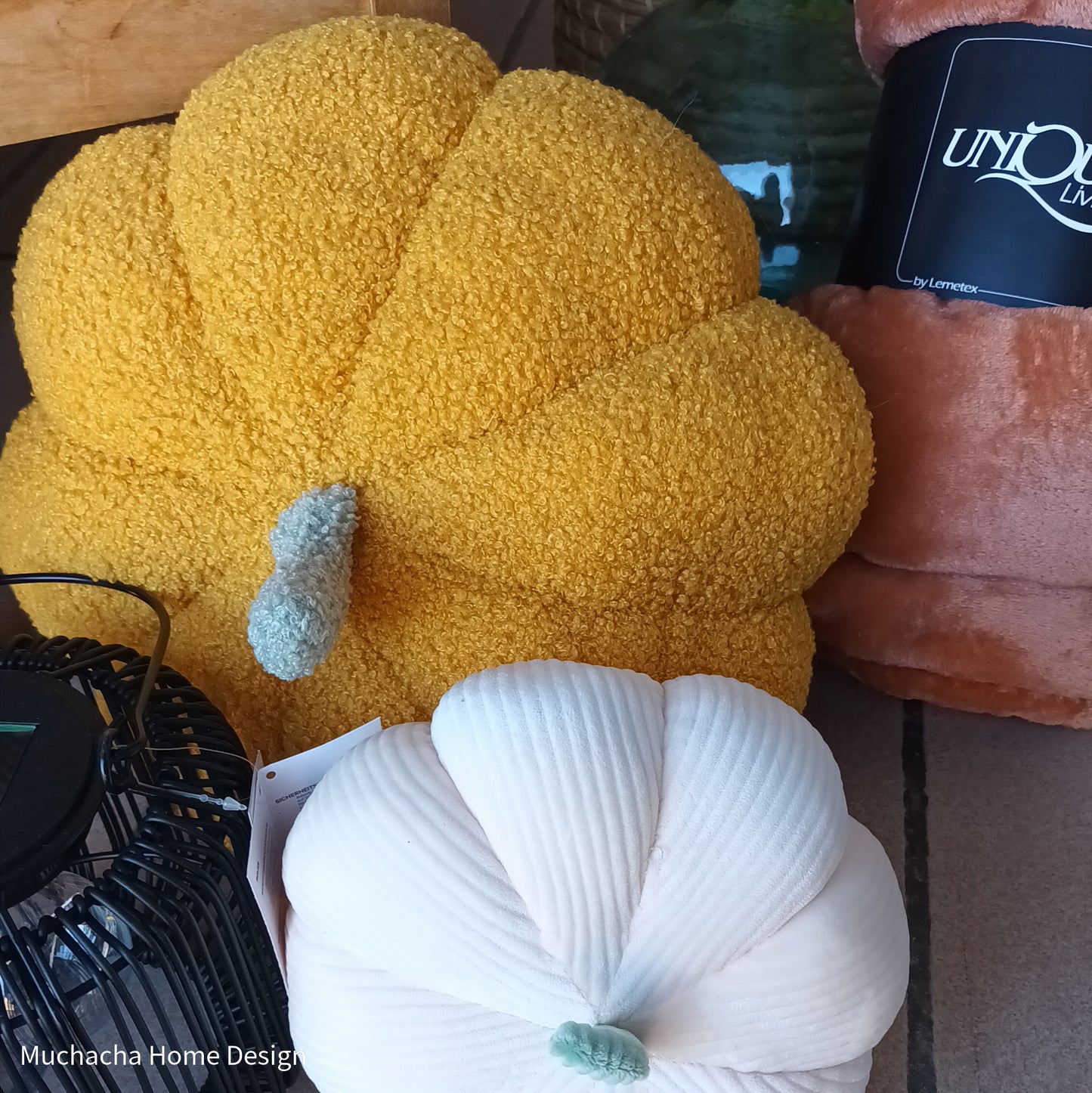 Pompoen - Sierkussen- Gele teddystof - Interieuraccessoires - Muchacha Home Design - Dendermonde