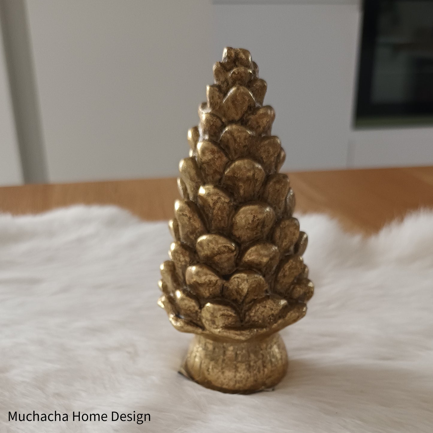 Gouden dennenappel - staand model
