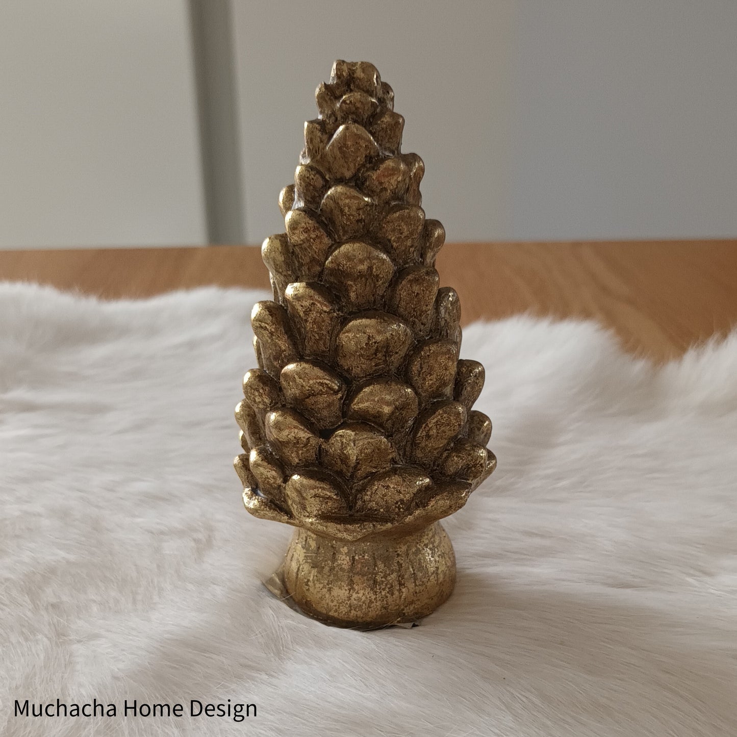 Gouden dennenappel - staand model