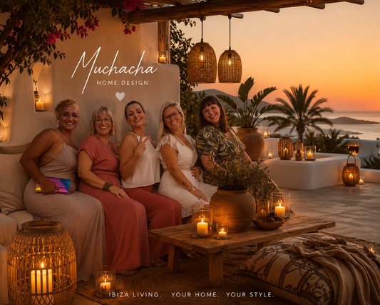 Bohemian Ibiza terras met roze en gouden woonaccessoires