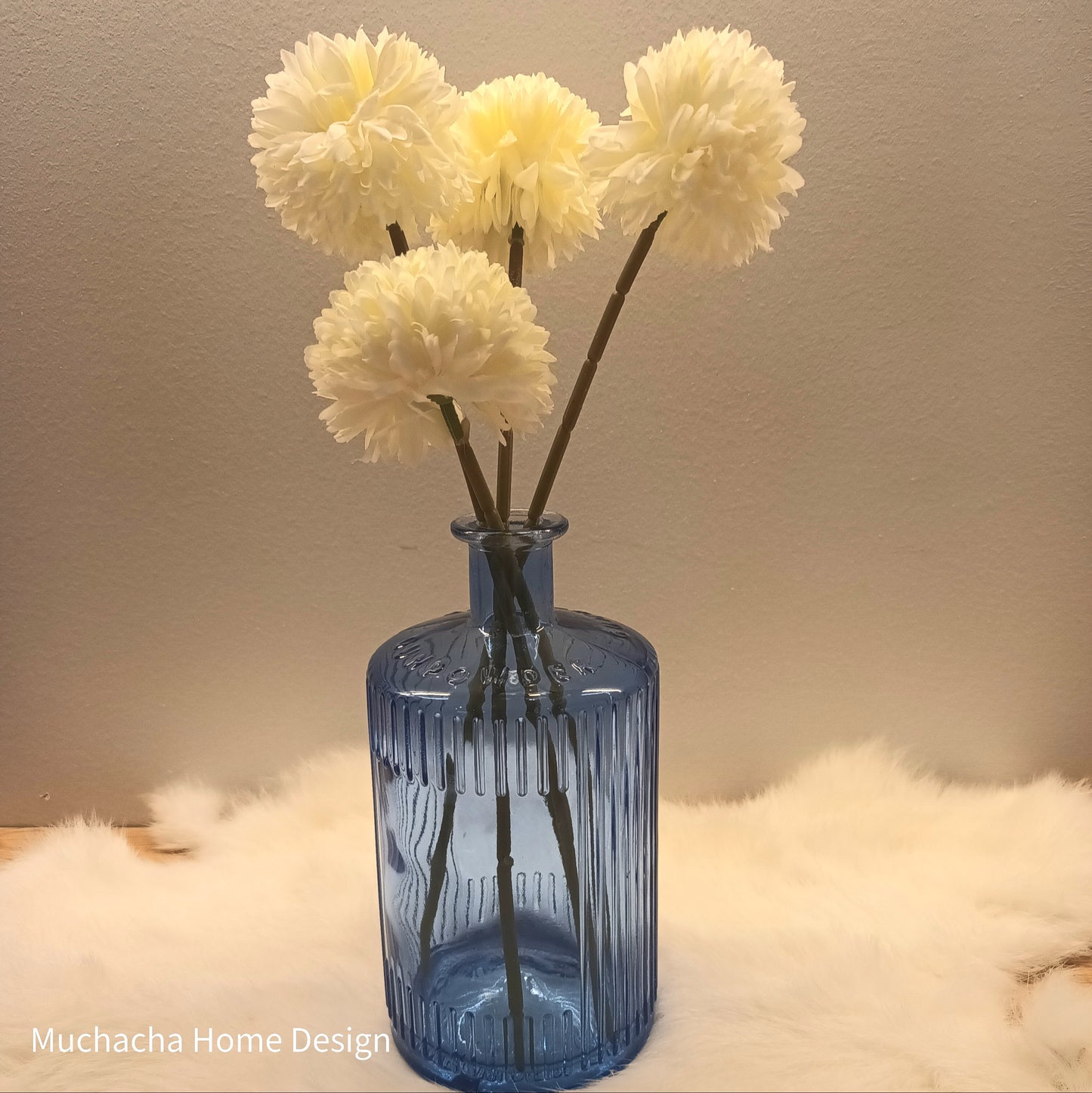 Decoratieve blauwe vaas van glas - witte sierbloemen