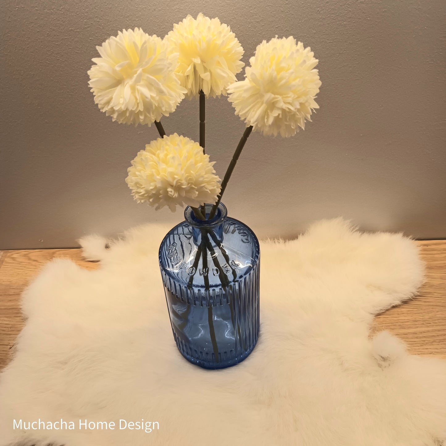 Decoratieve blauwe vaas van glas - witte sierbloemen