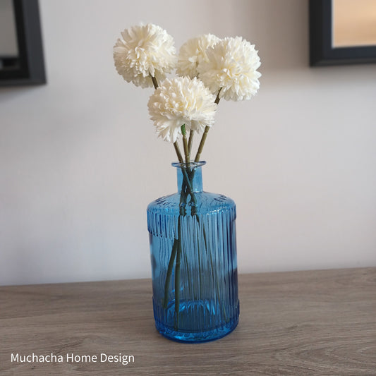 Decoratieve blauwe vaas van glas - witte sierbloemen