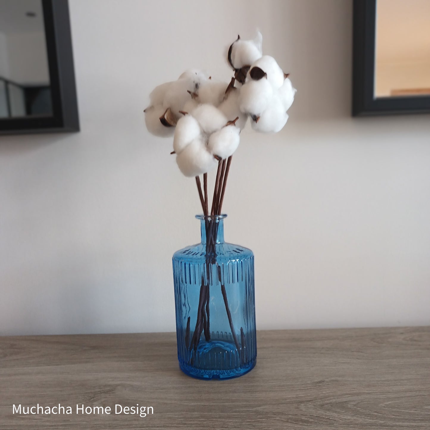 Decoratieve blauwe vaas van glas - witte sierbloemen