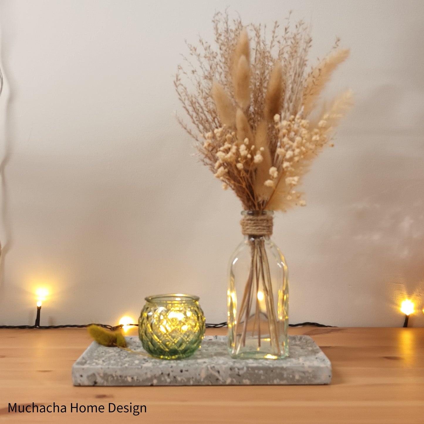 Setje droogbloemen- kaarsenhouder op cement plateau