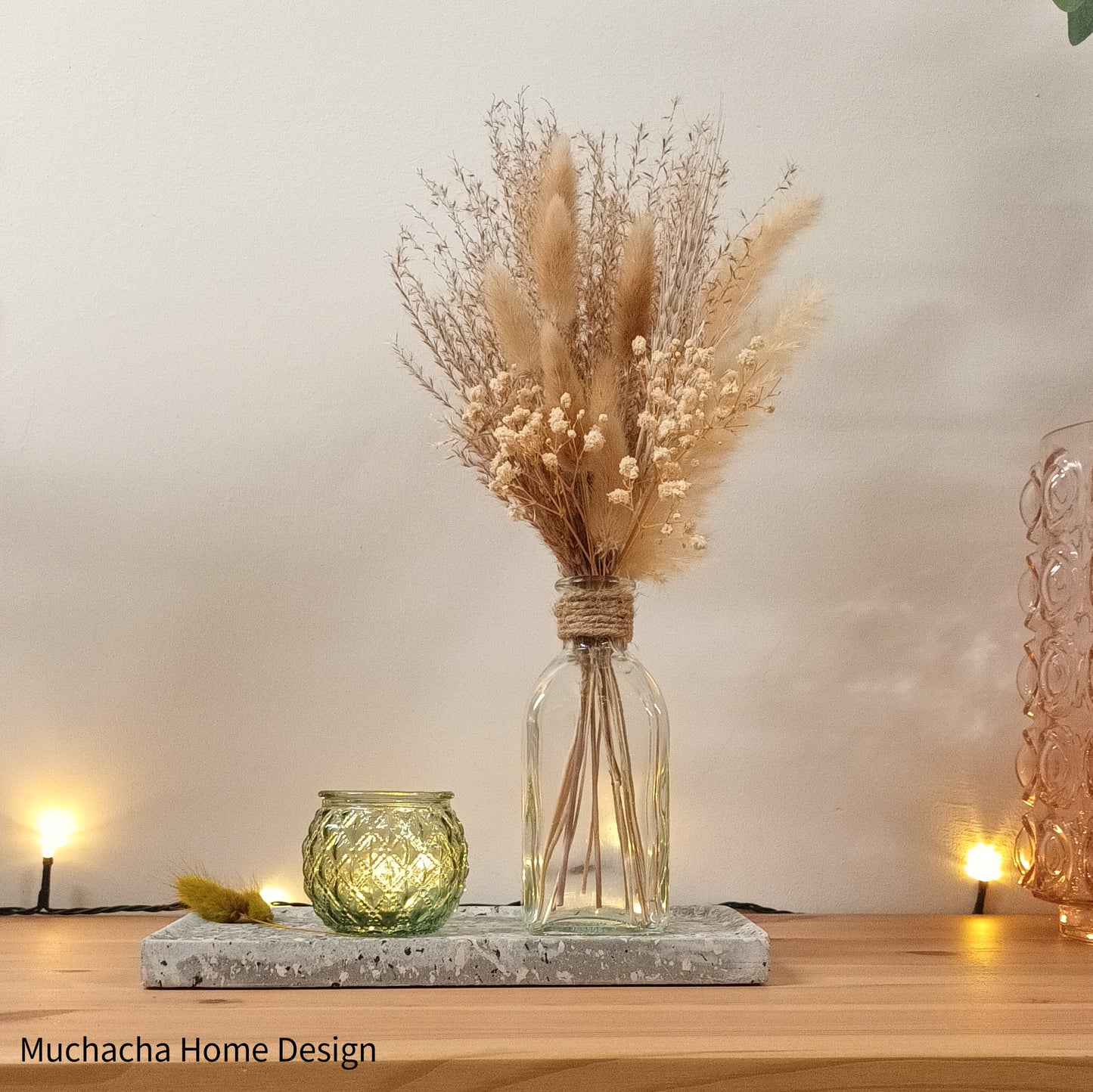 Setje droogbloemen- kaarsenhouder op cement plateau